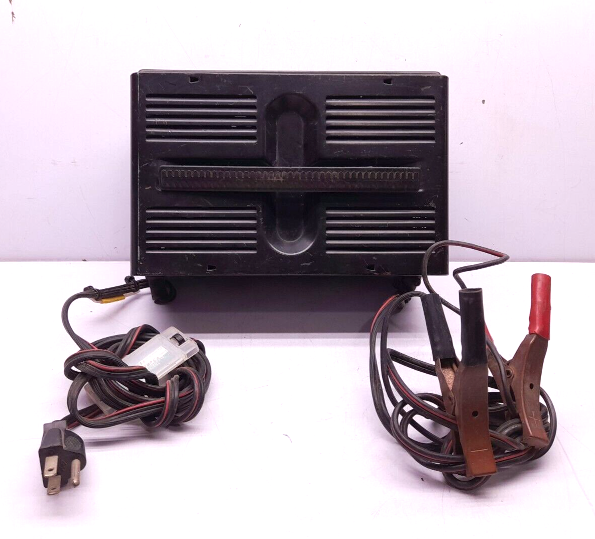 Westward 1JYV1A 10/5 Amp Fully Automatic Battery Charger 12/24 Volt