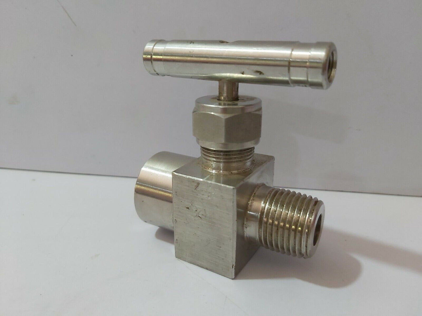 SWAGELOK SS-26VM8-F8 NEEDLE VALVE 6000-PSI SS26VM8F8