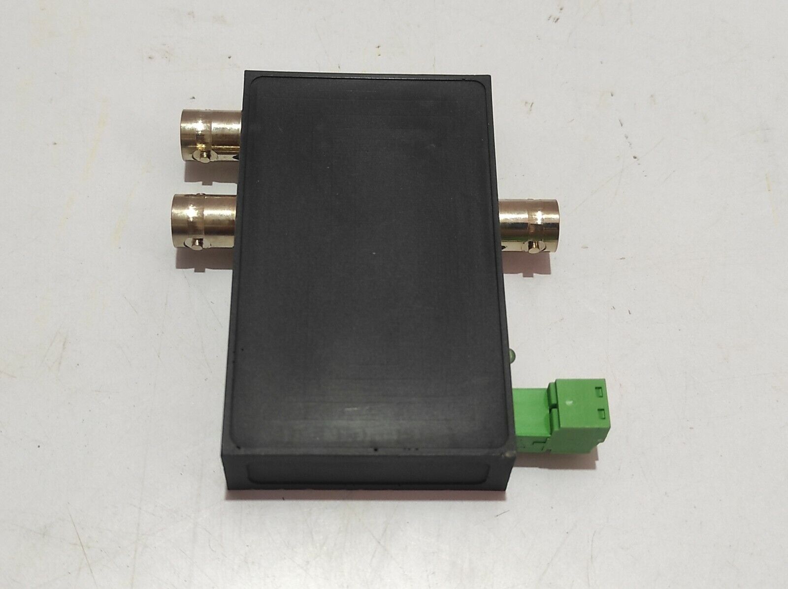 VAC 21-411-122 Rev A 1X2 Video Distribution Amplifier