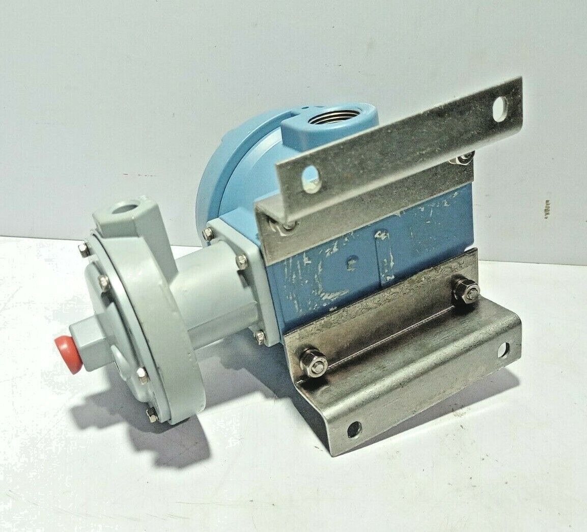 United Electric J120-451 79386 Pressure Switch Range 0-80”WC MWP 80”WC J120451