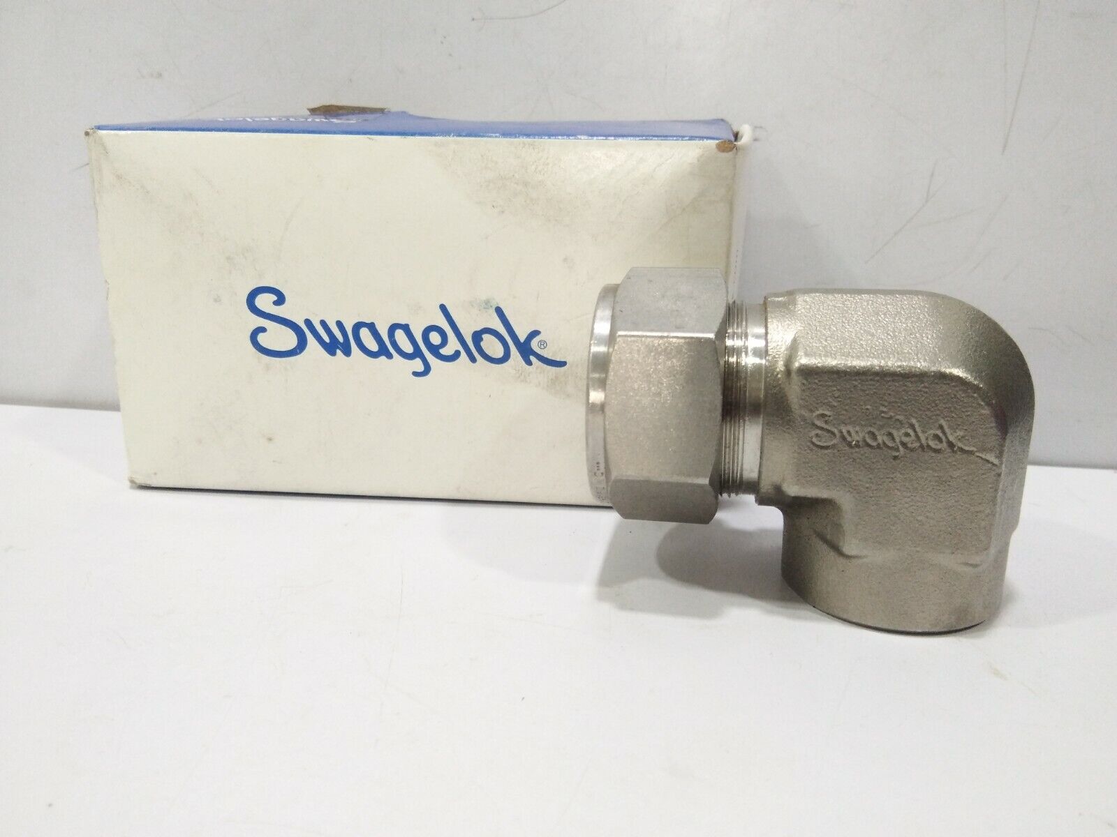 SWAGELOK SS-1610-8-12 FEMALE ELBOWB 1”TUBE X ¾ FEMALE PIPE