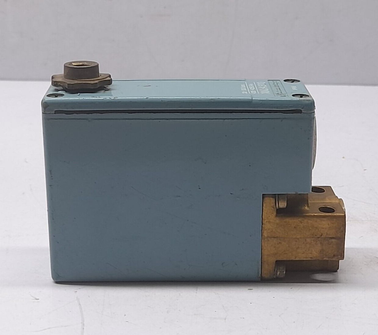 Telemecanique XMJA300 Pressure Switch 30-300 Bars 435-4350 PSI (1)