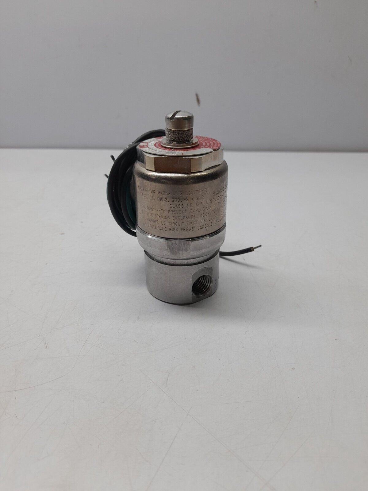 Versa ESM-3301-34-E14-PC-XX-44-D024 Three Way Solenoid Valve Max-Min 130-0 PSI