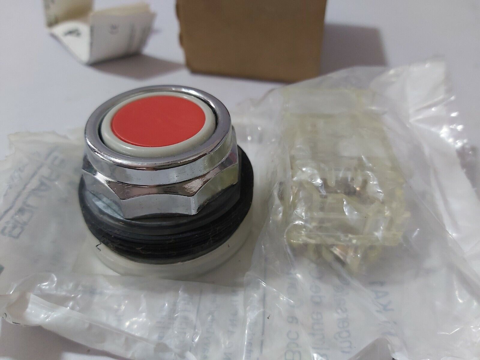 SQUARE D 9001KR1R WITH CONTACT BLOCK 9001KA1 SER-J RED PUSH BUTTON