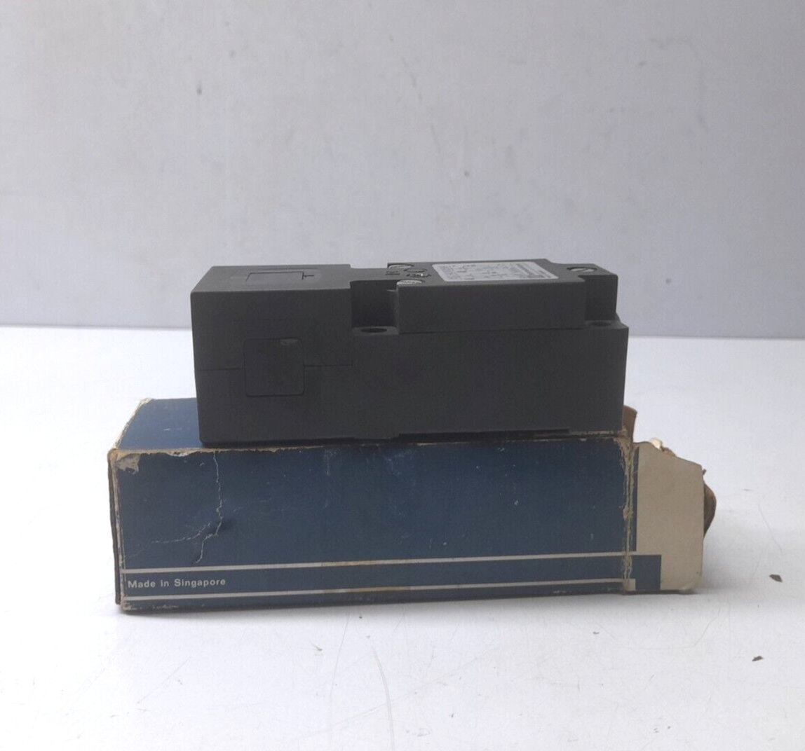 Telemecanique XSC-A200519 Proximity Switch 24/240V 50/60Hz