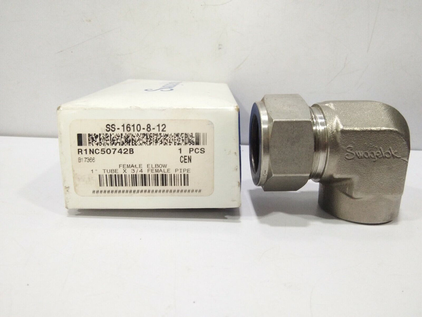 SWAGELOK SS-1610-8-12 FEMALE ELBOWB 1”TUBE X ¾ FEMALE PIPE