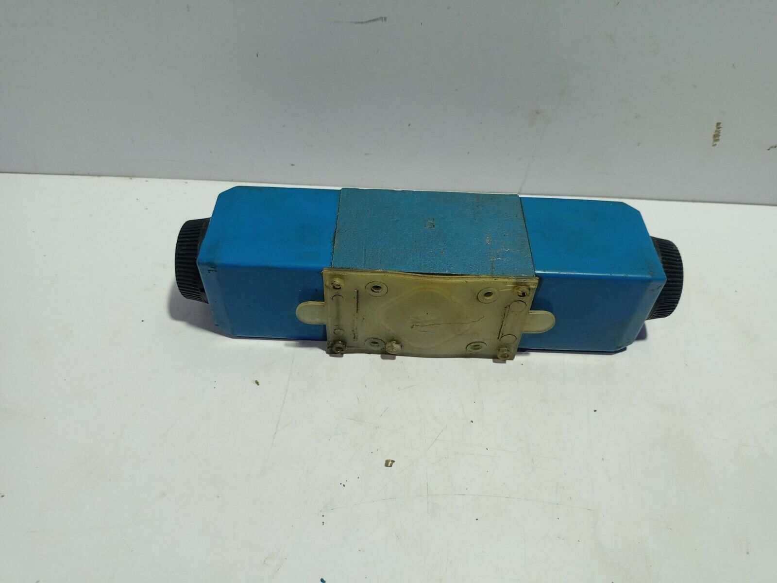 Vickers DG4V 3 2C M U D6 60 Solenoid Valve DG4V32CMUD660