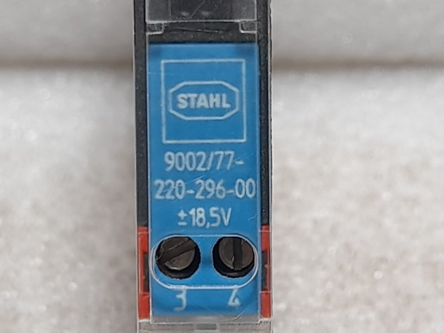 Stahl 9002/77-220-296-00 Safety Barrier Intrinspak NOV 6425060022Zener Barrier