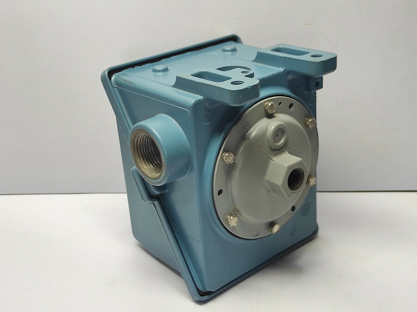 United Electric J402-449 Pressure Switch Range 0 To 20”wc / 0 To 49.8mbar