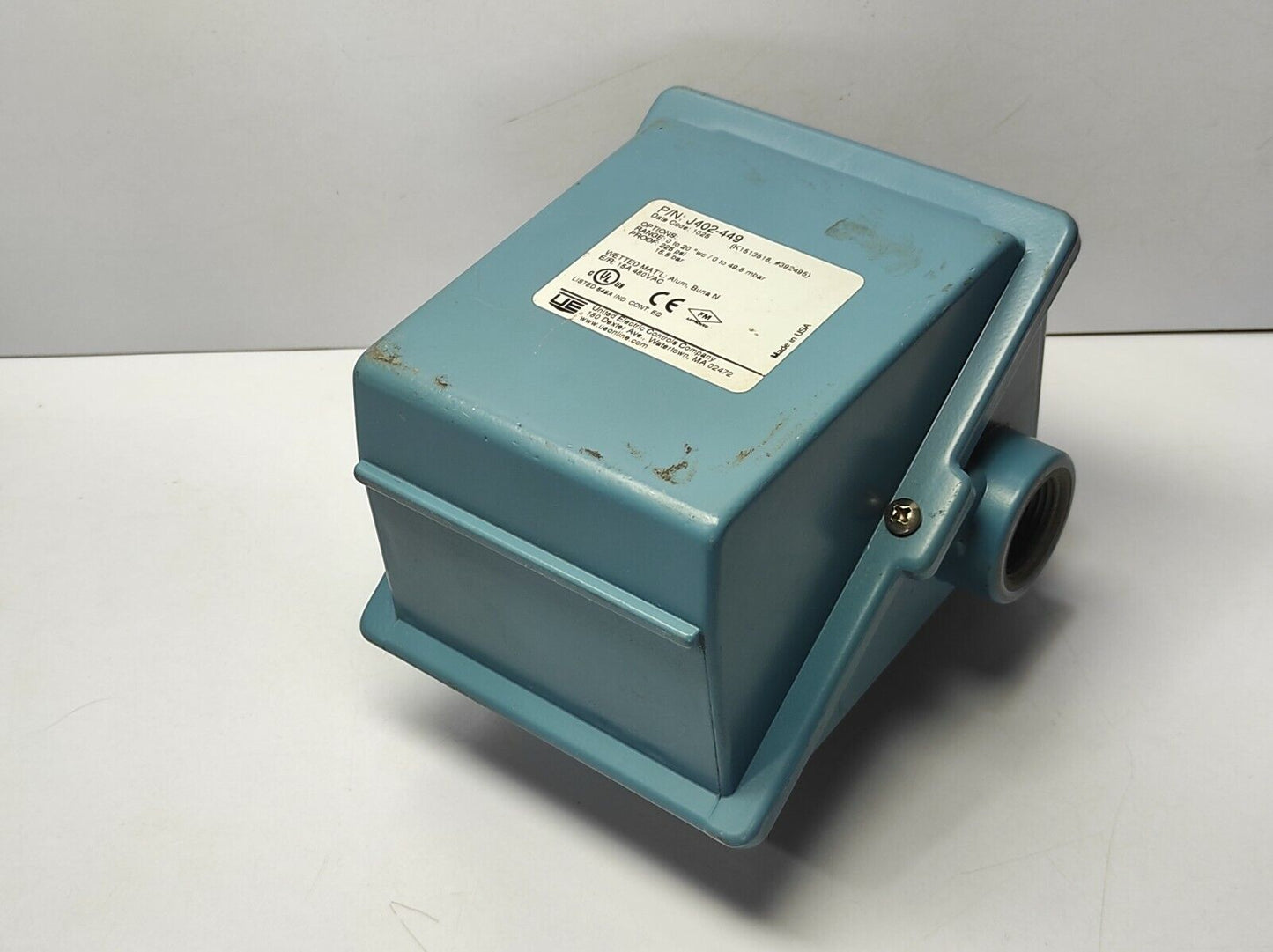 United Electric J402-449 Pressure Switch Range 0 To 20”wc / 0 To 49.8mbar