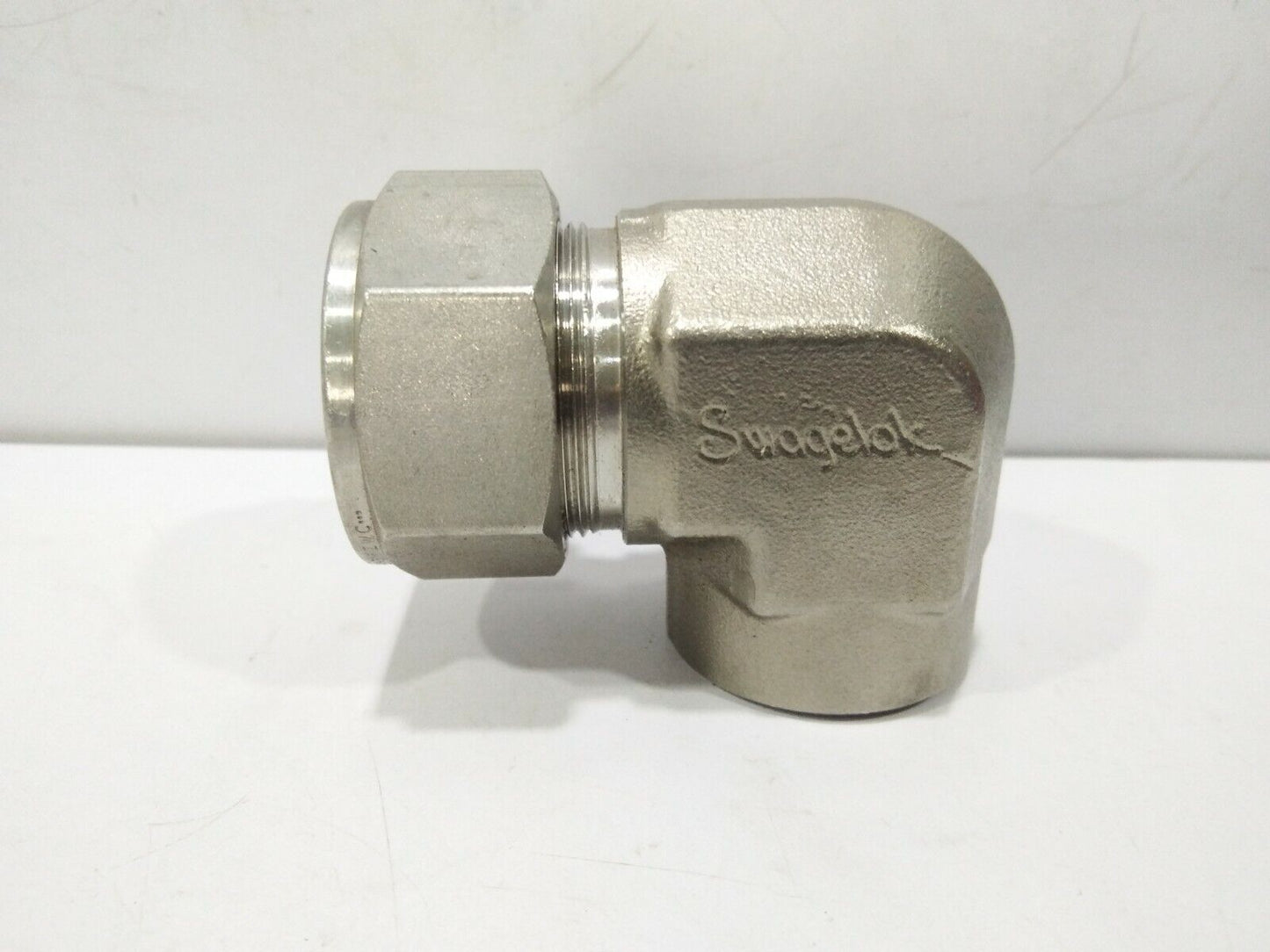 SWAGELOK SS-1610-8-12 FEMALE ELBOWB 1”TUBE X ¾ FEMALE PIPE