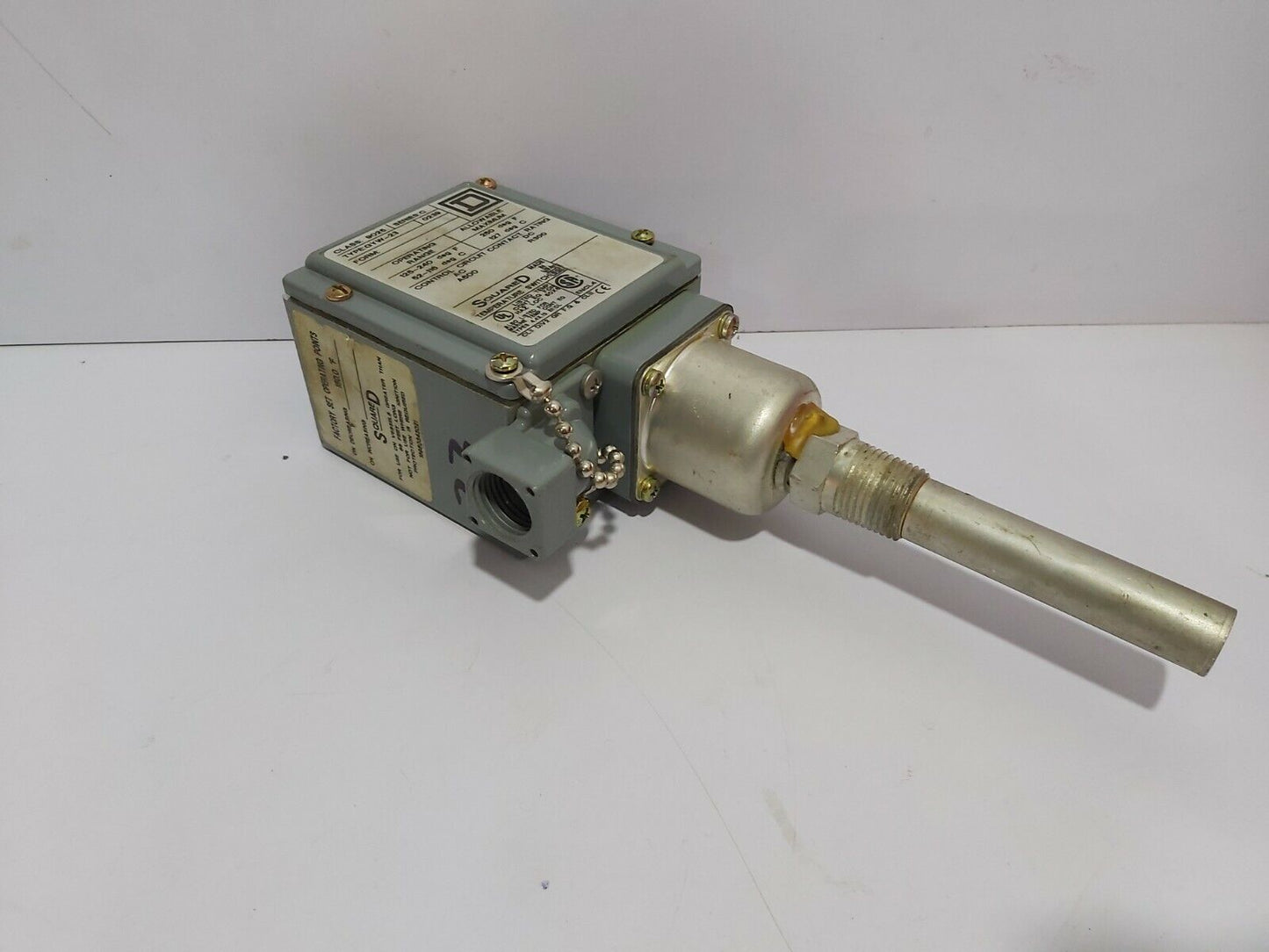SQUARE D CLASS 9025 TYPE-GYW-23 TEMPERATURE SWITCH SER-C 9025GYW23