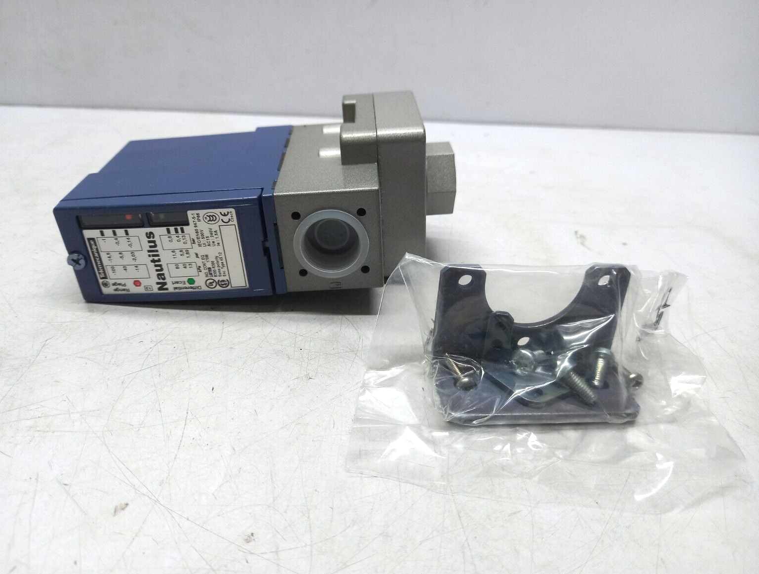 Telemecanique XML BM02V2S11 Pressure Switch 1-0bar 14.5-0PSI 100-0KPa