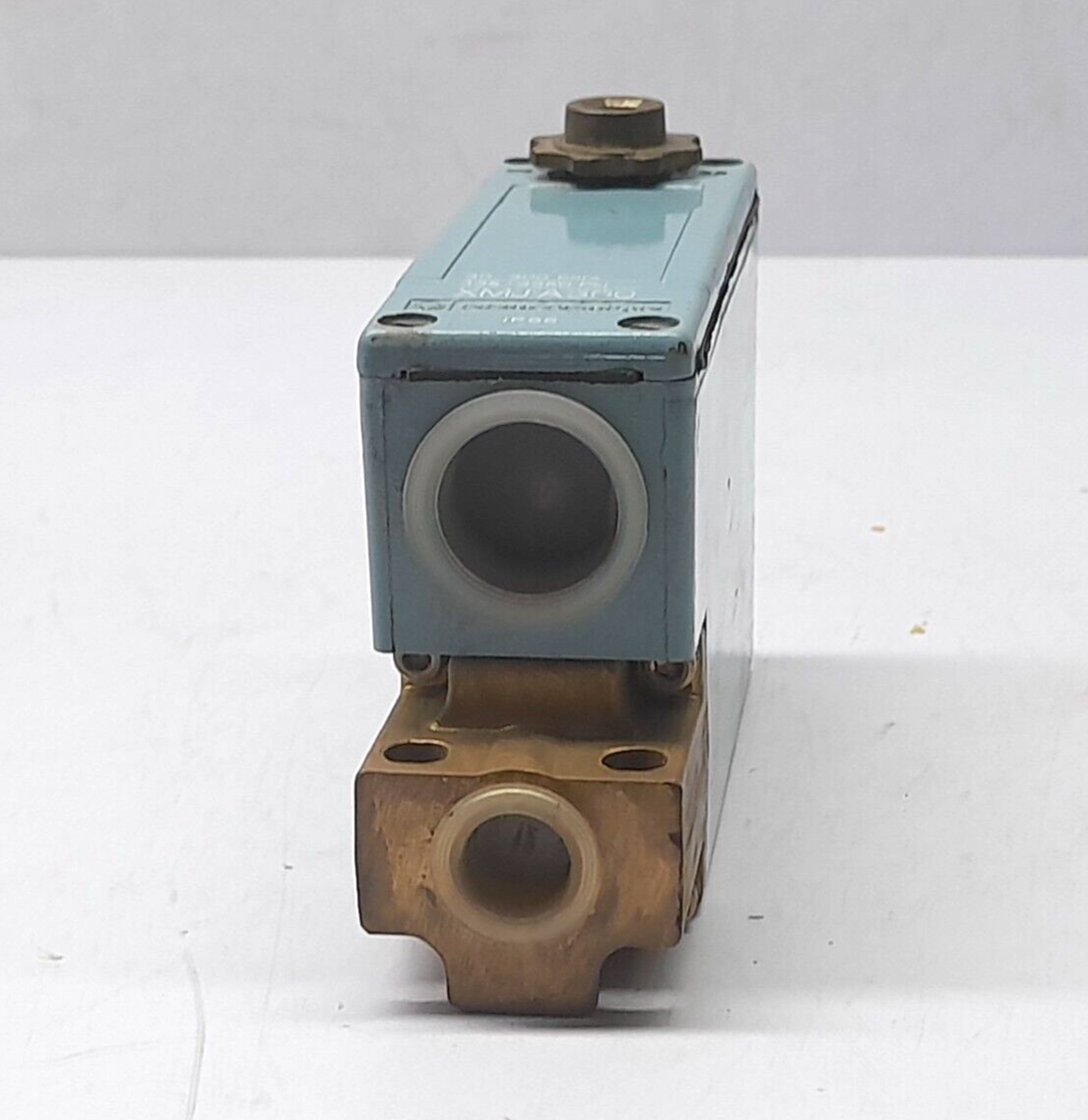 Telemecanique XMJA300 Pressure Switch 30-300 Bars 435-4350 PSI (1)