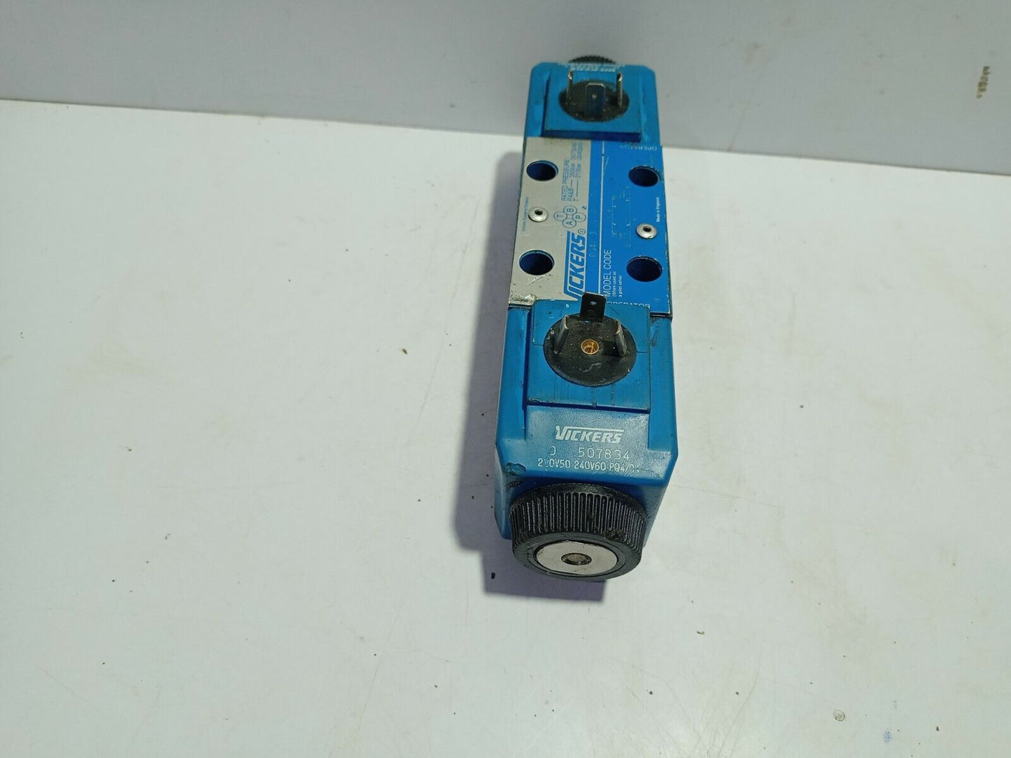 Vickers DG4V 3 2C M U D6 60 Solenoid Valve DG4V32CMUD660
