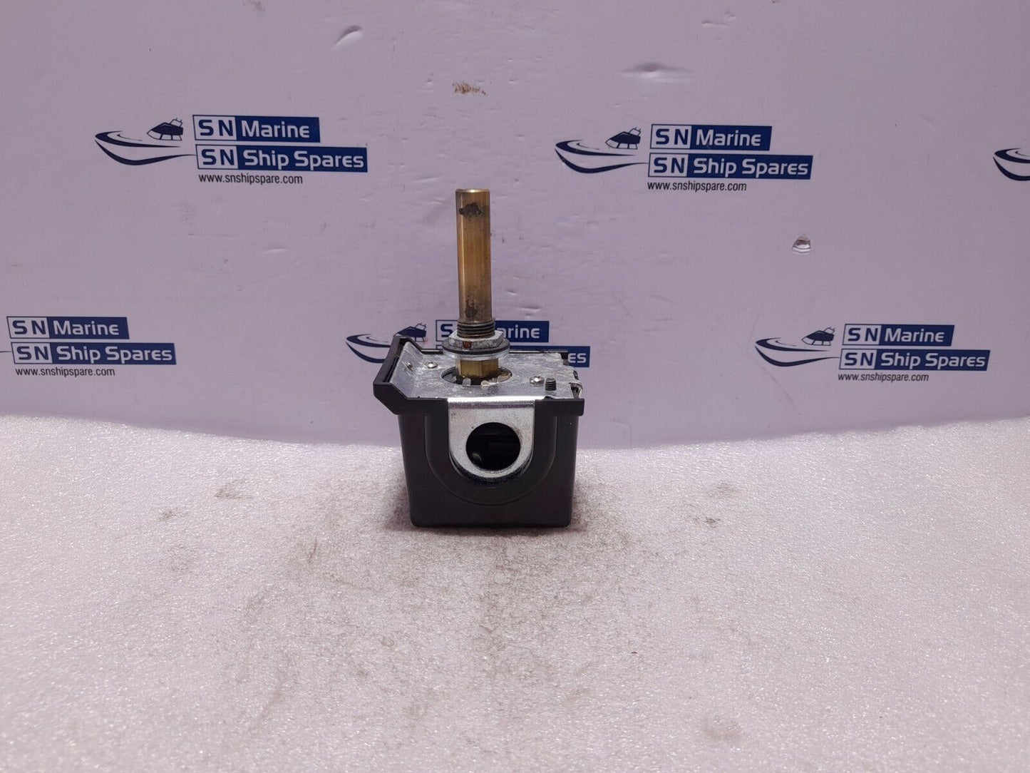 United Electric UE B54-15696 Temperature Switch 721T-63 Operating Range 0 to 225