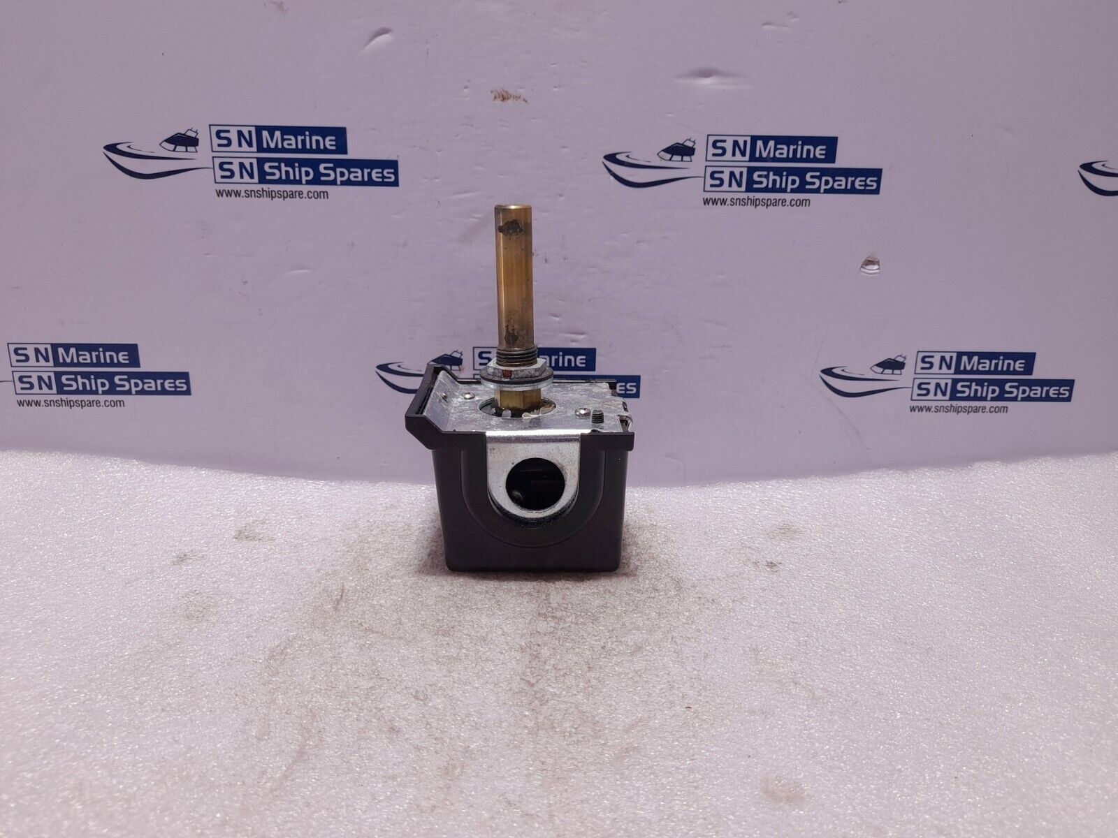 United Electric UE B54-15696 Temperature Switch 721T-63 Operating Range 0 to 225