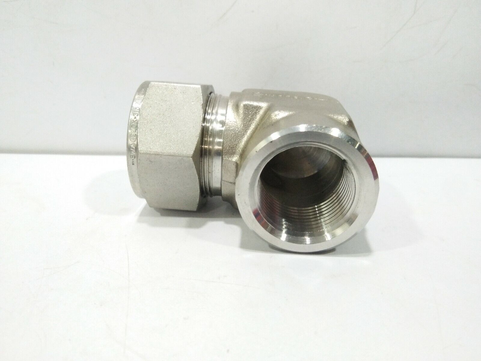 SWAGELOK SS-1610-8-12 FEMALE ELBOWB 1”TUBE X ¾ FEMALE PIPE