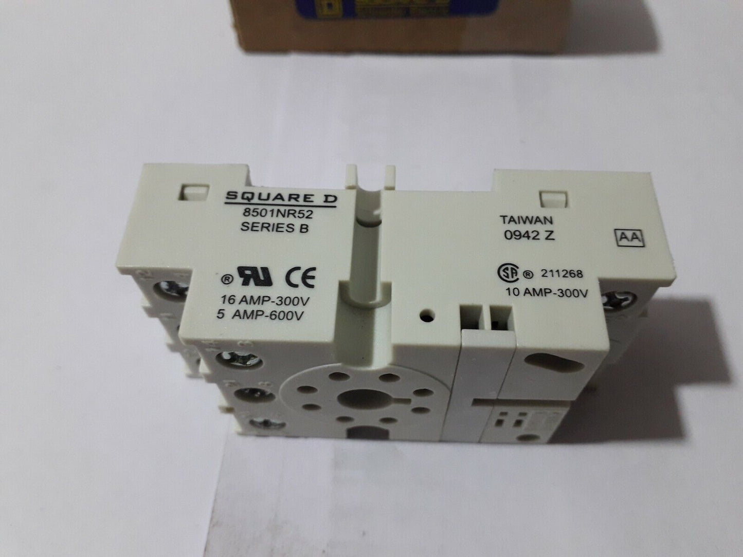 Square D 8501NR52 Ser-B  16 AMP-300V 5 AMP-600V 8 Port Socket 