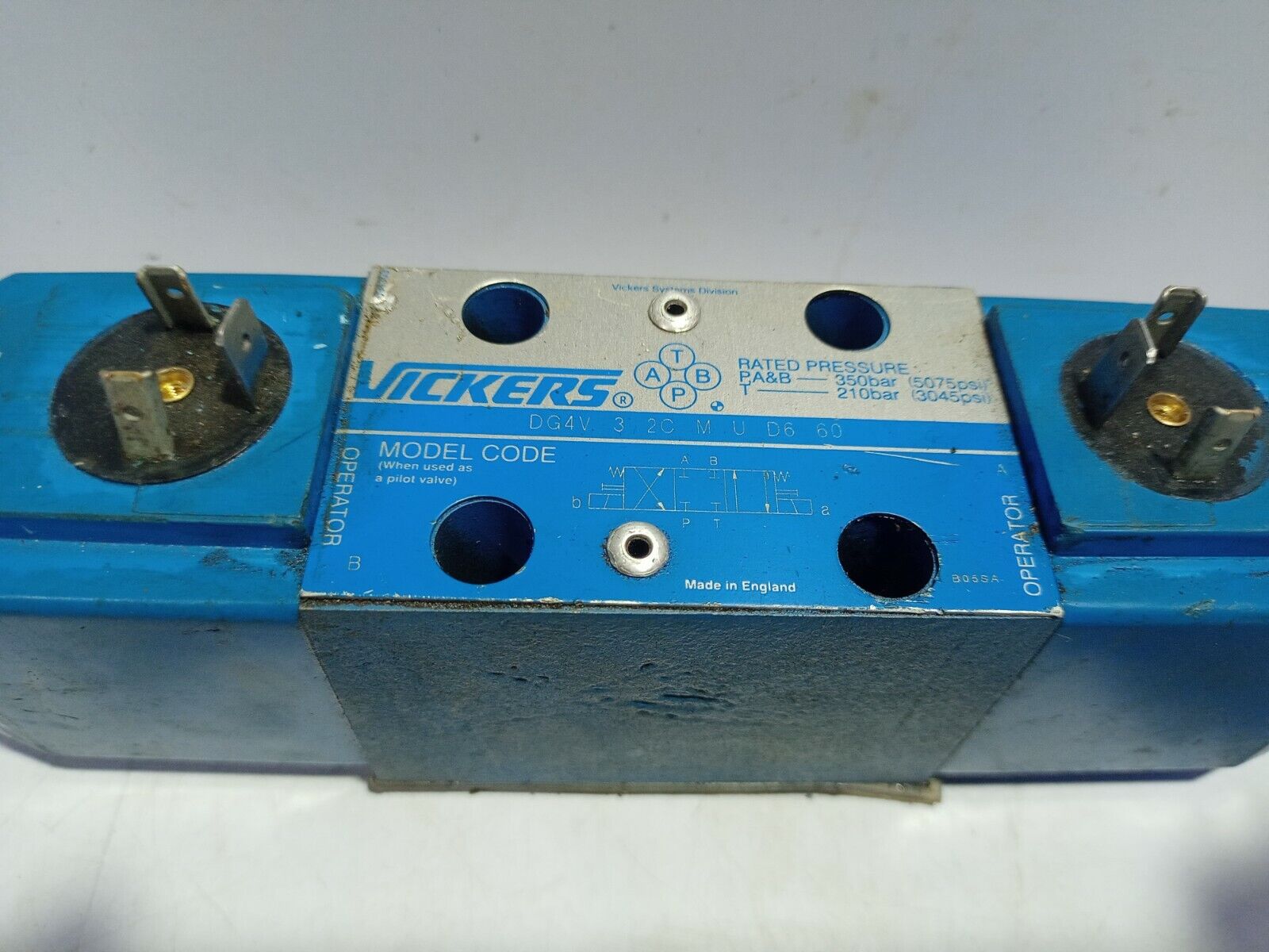 Vickers DG4V 3 2C M U D6 60 Solenoid Valve DG4V32CMUD660