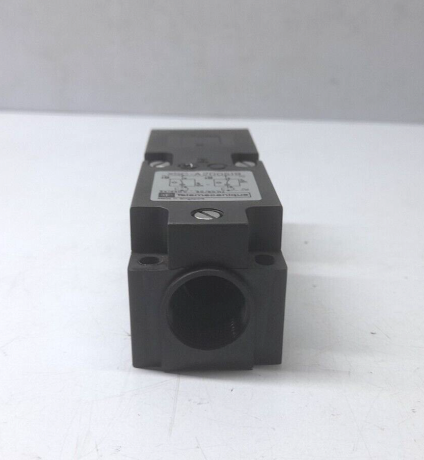 Telemecanique XSC-A200519 Proximity Switch 24/240V 50/60Hz