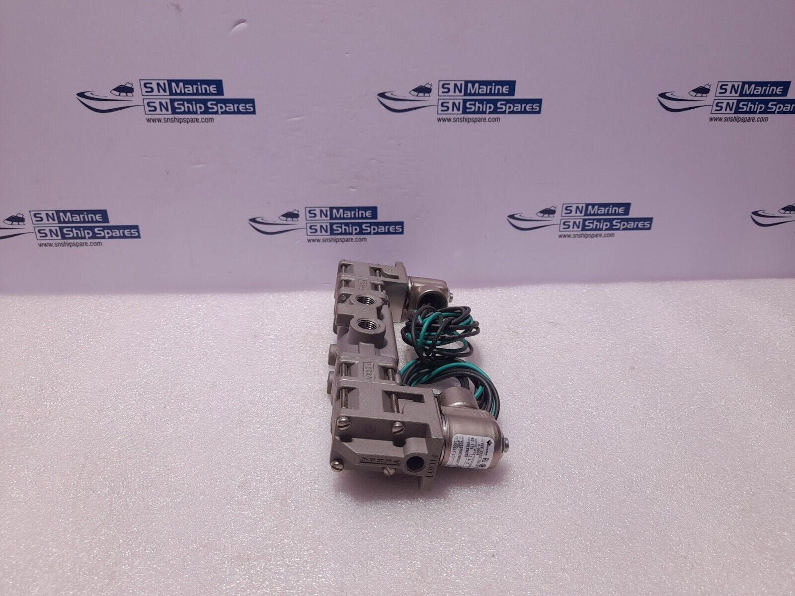 Versa VXX-4324-316-PC-U-D024 Four Way Valve 24VDC 7W 2.8 Bar Min 12 Bar Max