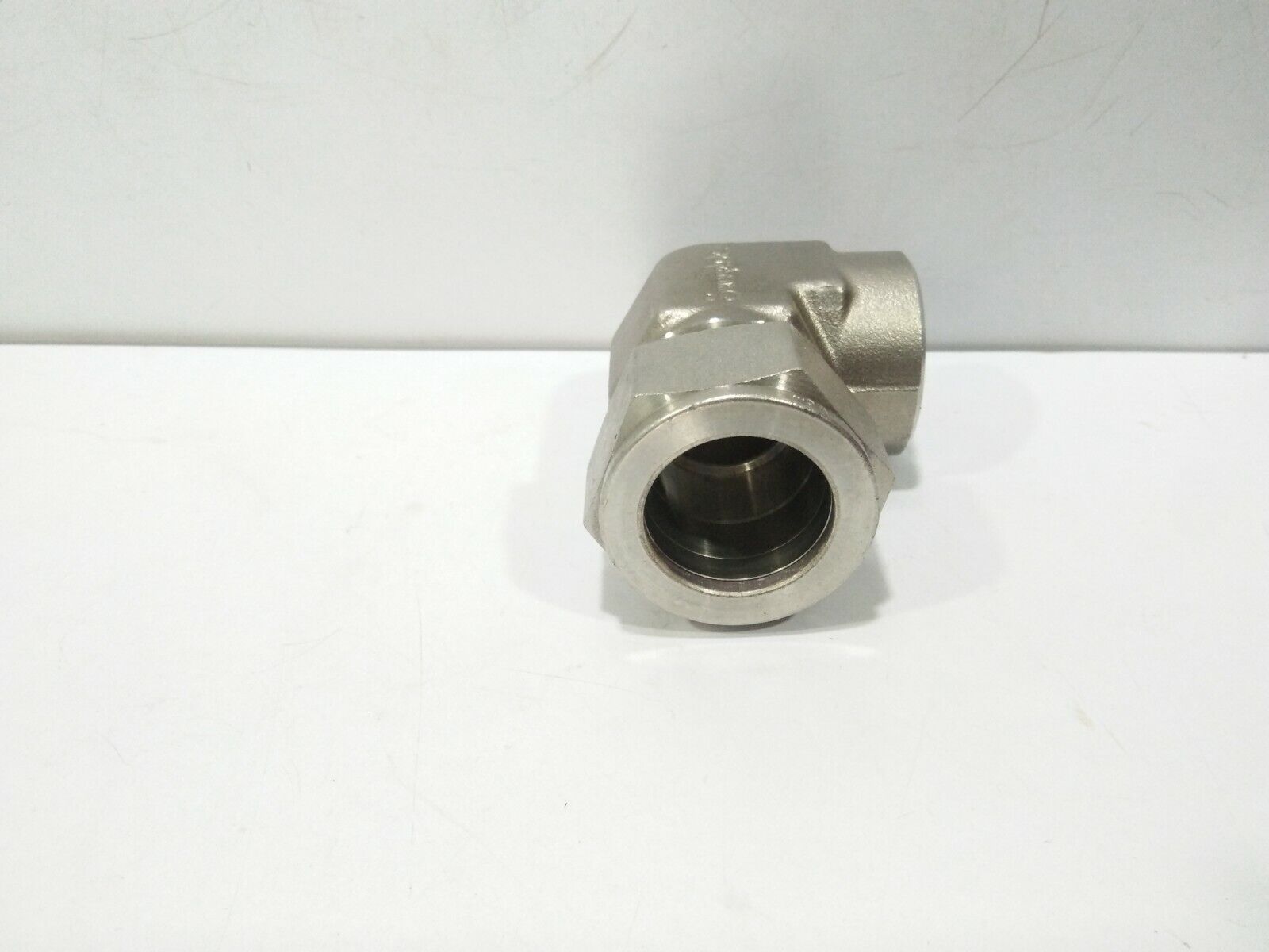 SWAGELOK SS-1610-8-12 FEMALE ELBOWB 1”TUBE X ¾ FEMALE PIPE