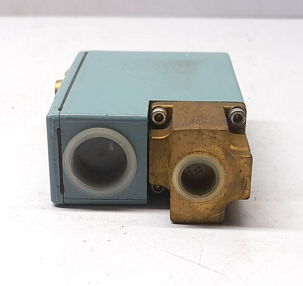 Telemecanique XMJ-A300 Pressure Switch 30-300 Bars 435-4350 PSI