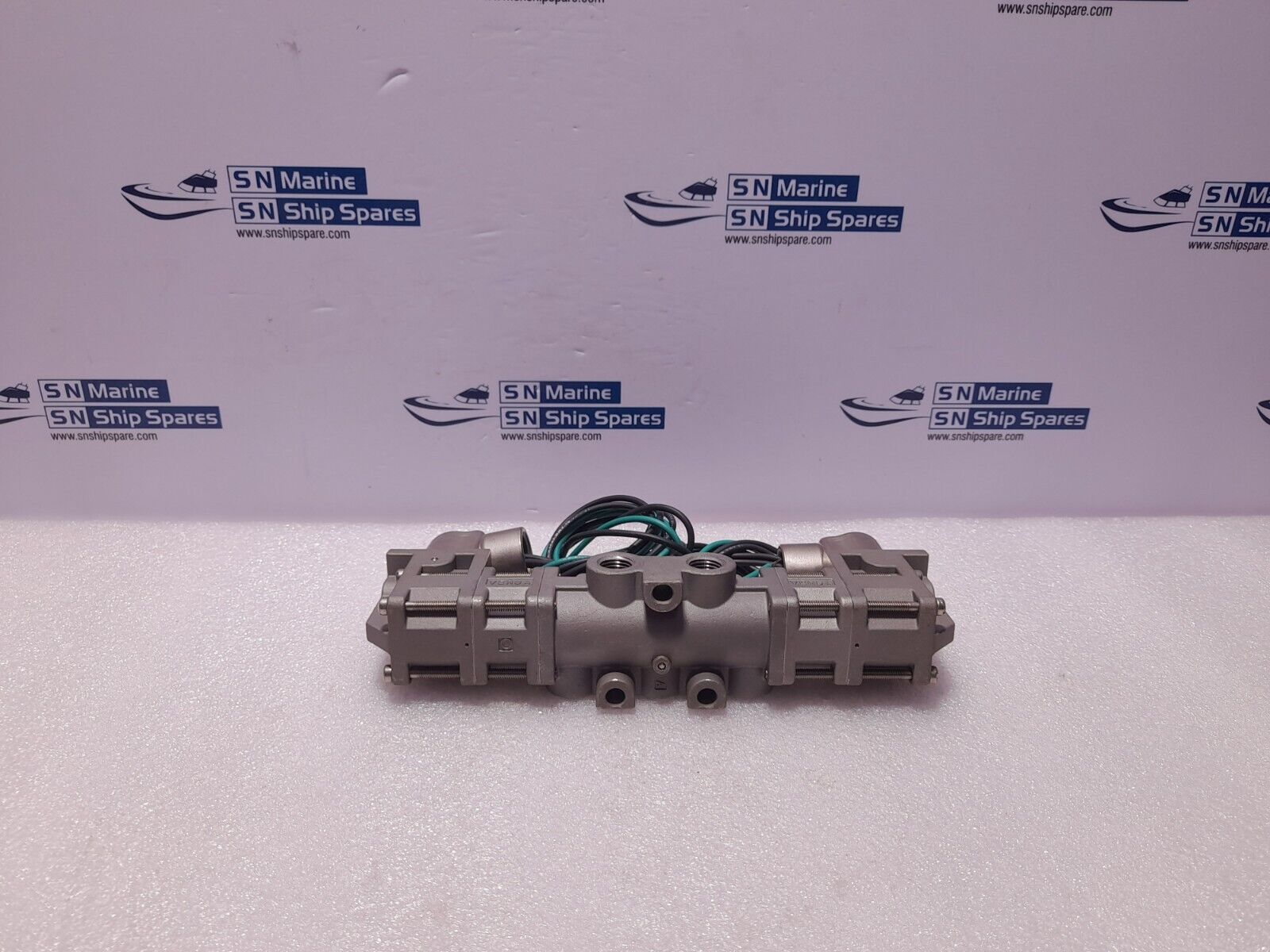 Versa VXX-4324-316-PC-U-D024 Four Way Valve 24VDC 7W 2.8 Bar Min 12 Bar Max