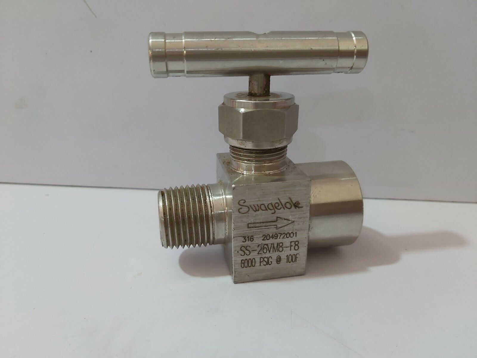 SWAGELOK SS-26VM8-F8 NEEDLE VALVE 6000-PSI SS26VM8F8