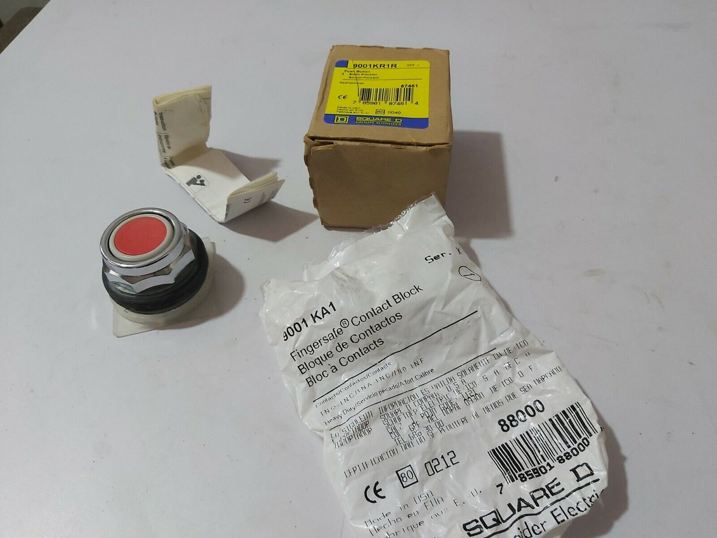 SQUARE D 9001KR1R WITH CONTACT BLOCK 9001KA1 SER-J RED PUSH BUTTON