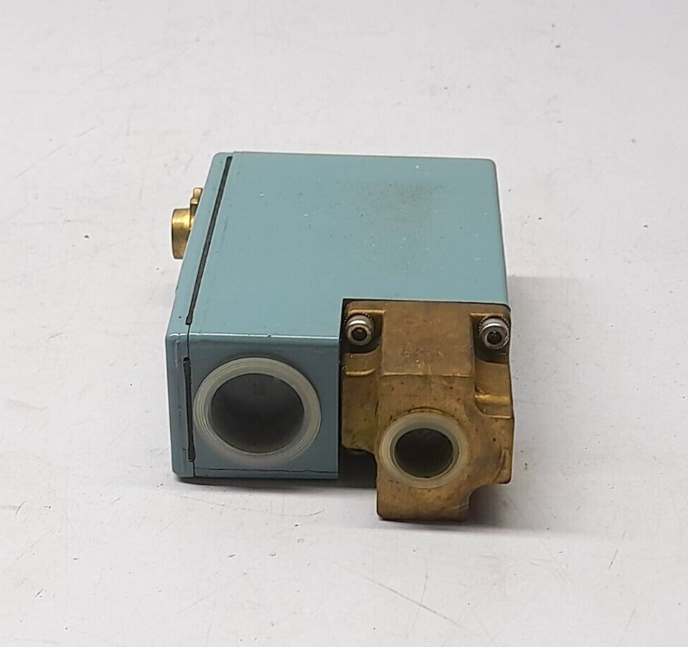 Telemecanique XMJ-A300 Pressure Switch 30-300 Bars 435-4350 PSI