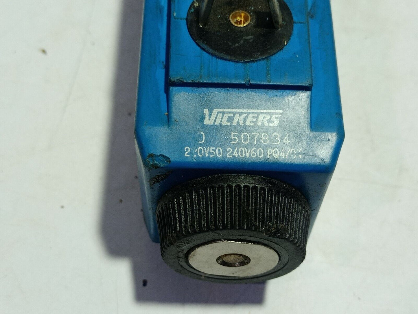 Vickers DG4V 3 2C M U D6 60 Solenoid Valve DG4V32CMUD660