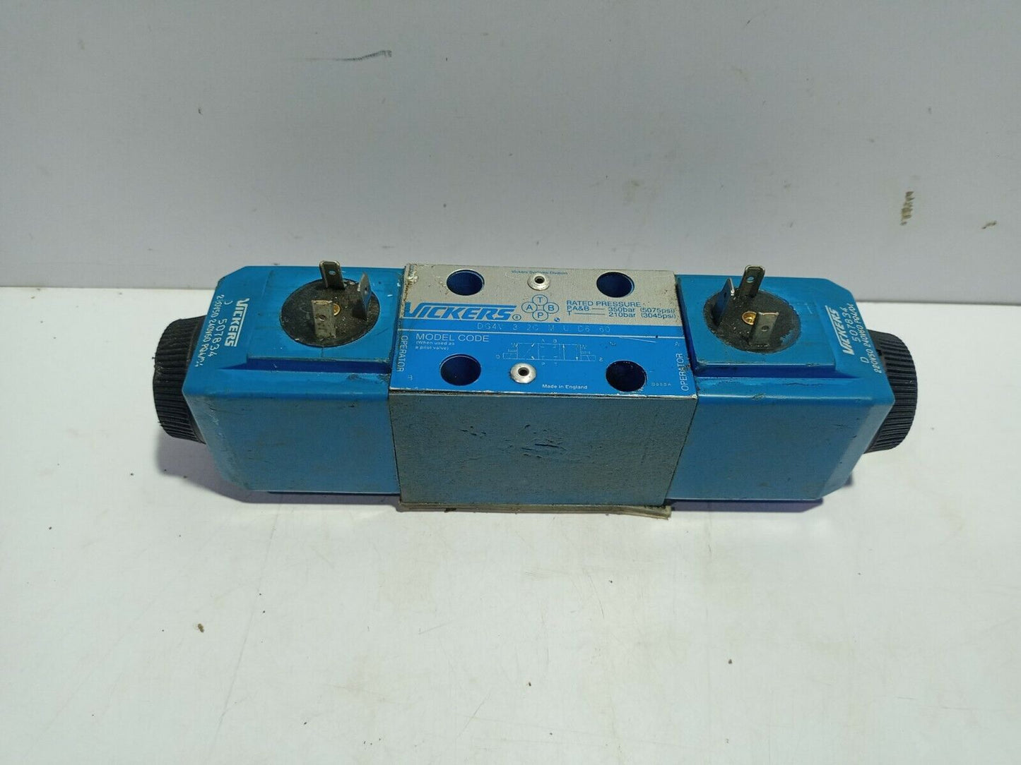 Vickers DG4V 3 2C M U D6 60 Solenoid Valve DG4V32CMUD660