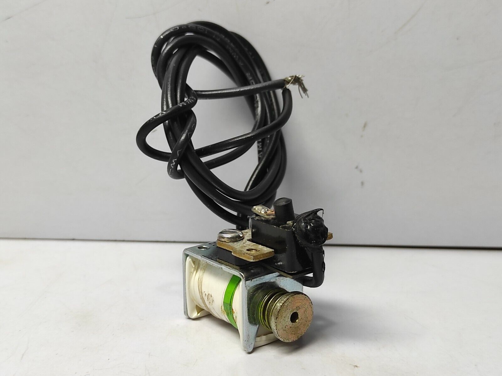Westinghouse 2609D39G19 FB Shunt Trip RH 2 OR 3P 120VAC With Cut Off Switch
