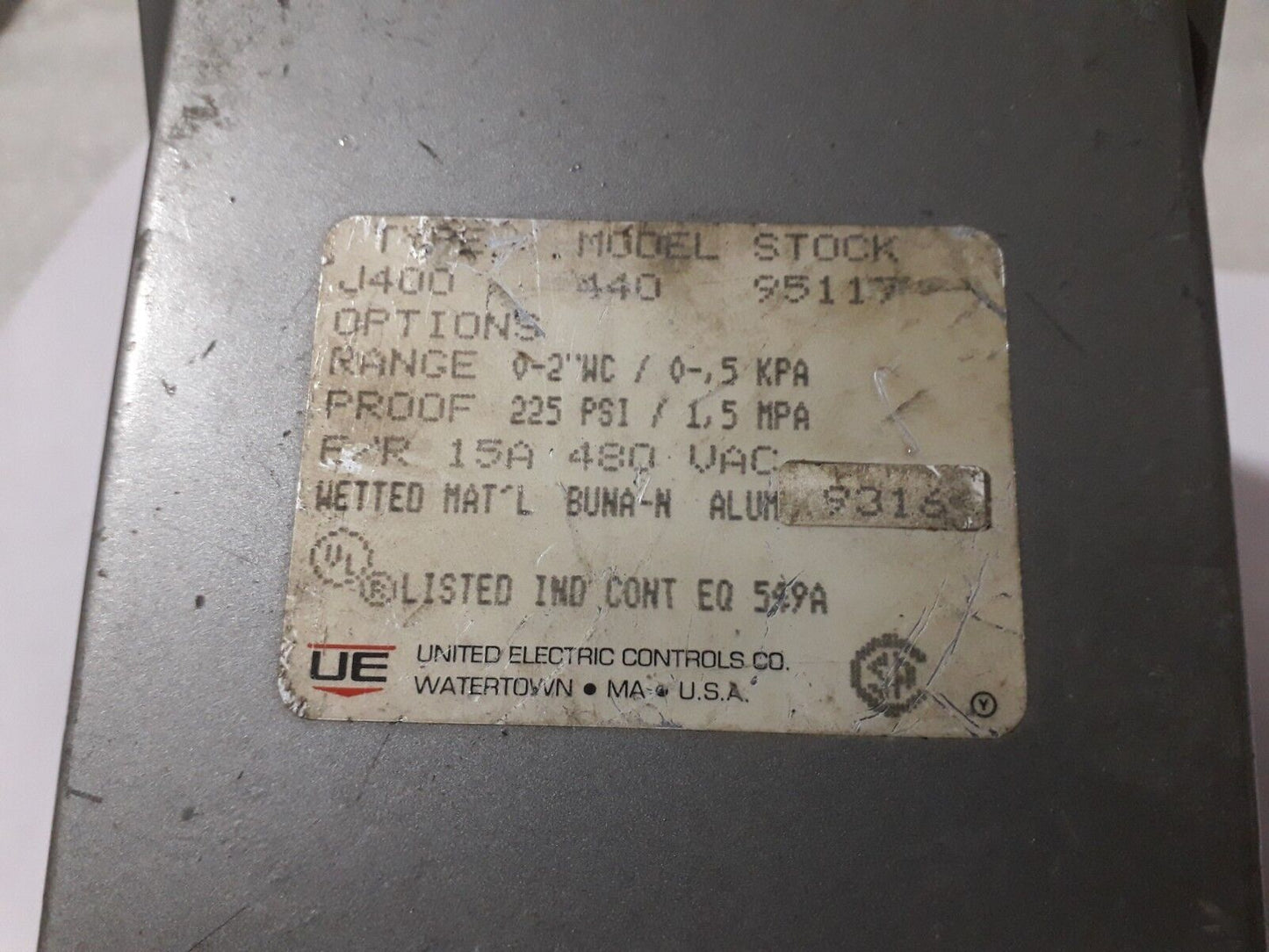 United Electric Controls J400-440 0-2"WC/0-5Kpa 225Psi/1.5Mpa  Pressure Switch 